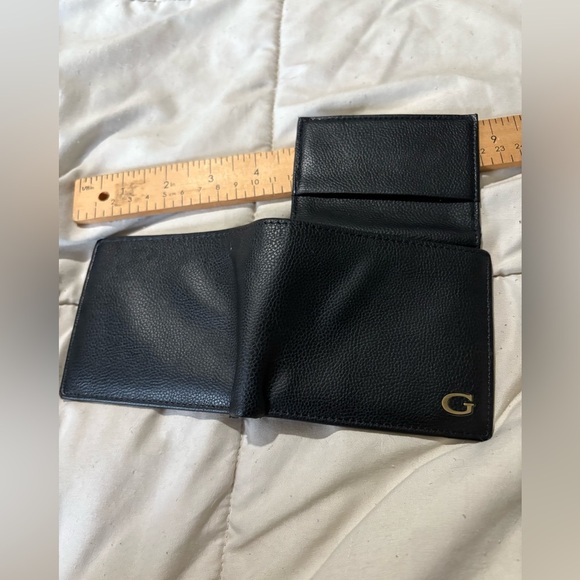 Guess men’s black bi-fold wallet gold hardware logo - Picture 4 of 5